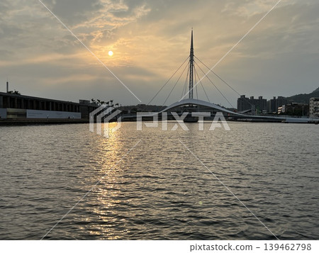 從船上望去,夕陽灑在橋上。 從船上望去,夕陽灑在橋上。 139462798