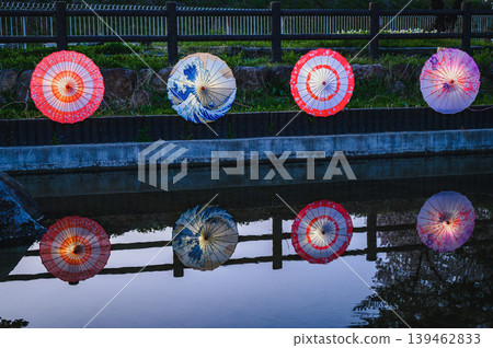 [Akashina Ryumonbuchi Cherry Blossom Festival] Illuminated Japanese umbrellas [Akashina, Azumino City] 139462833