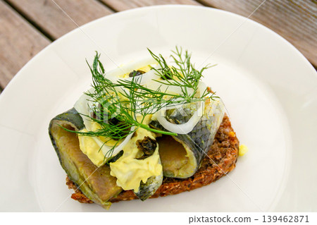 Smørrebrød(鯡魚開放三明治),傳統的丹麥菜餚。 Smørrebrød(鯡魚開放三明治),傳統的丹麥菜餚。 139462871