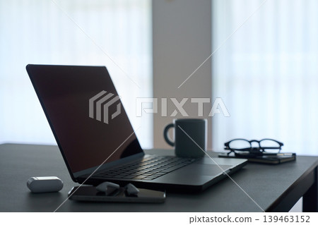 筆記型電腦放在桌上 筆記型電腦放在桌上 139463152