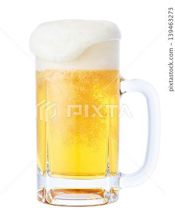 將生啤酒倒入玻璃杯中 將生啤酒倒入玻璃杯中 139463273