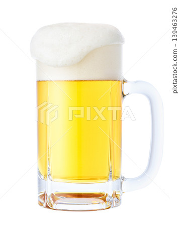 將生啤酒倒入玻璃杯中 139463276