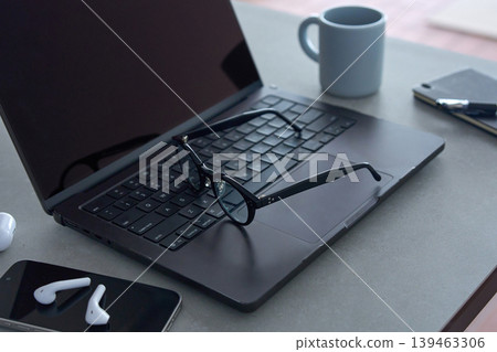 眼鏡放在筆記本電腦上 眼鏡放在筆記本電腦上 139463306