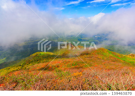 從磐梯山頂附近眺望:秋葉與綠植交相輝映,山腳下的城鎮景色透過雲層隱約可見。福島縣。 從磐梯山頂附近眺望:秋葉與綠植交相輝映,山腳下的城鎮景色透過雲層隱約可見。福島縣。 139463870