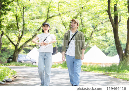 走在新綠色的夫婦 139464416