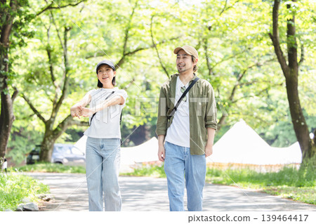 走在新綠色的夫婦 139464417