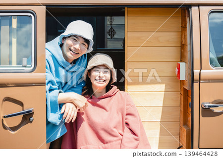 年輕人正在享受桑拿 139464428
