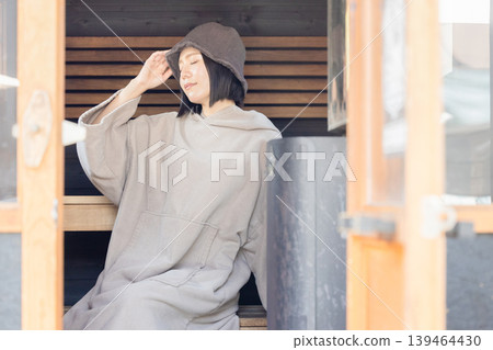婦女享受桑拿 139464430