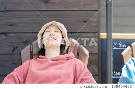 婦女享受桑拿 139464436