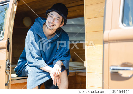 享受桑拿的男士 139464445