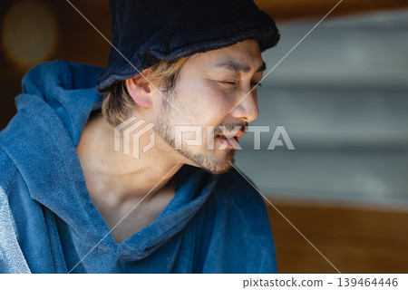 享受桑拿的男士 139464446