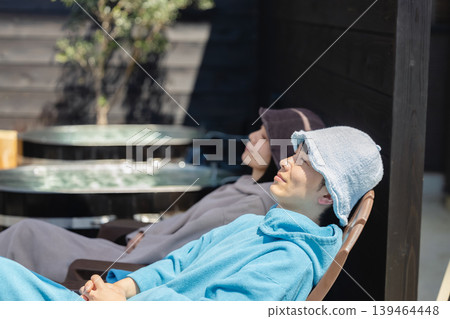 年輕人正在享受桑拿 139464448