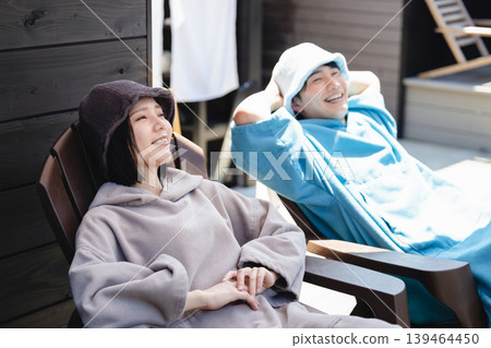 年輕人正在享受桑拿 139464450
