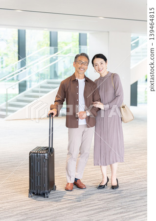 一對老年夫婦旅行併入住酒店 一對老年夫婦旅行併入住酒店 139464815