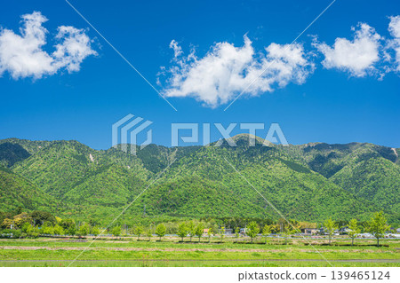 滋賀縣琵琶湖西側的山脈,春意盎然。 滋賀縣琵琶湖西側的山脈,春意盎然。 139465124