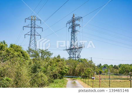 在琵琶湖西岸的滋賀郡大津市，比良山麓矗立著一座輸電塔。 139465146