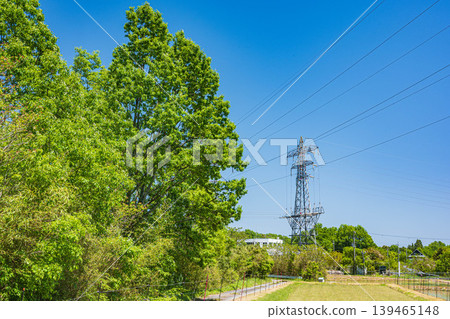 在琵琶湖西岸的滋賀郡大津市,比良山麓矗立著一座輸電塔。 在琵琶湖西岸的滋賀郡大津市,比良山麓矗立著一座輸電塔。 139465148
