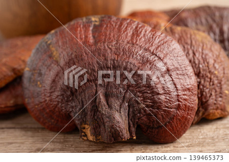 Lingzhi or Reishi mushroom with capsules, organic natural healthy food. 139465373