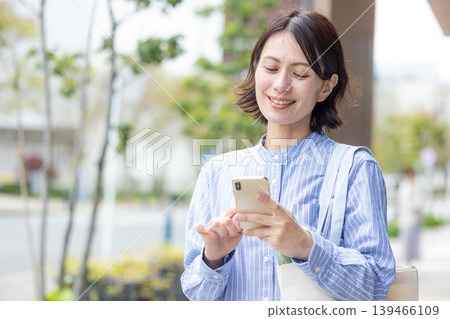在戶外操作智能手機的中年婦女 139466109