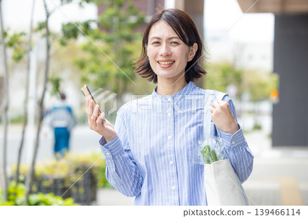 Middle women who operate smartphone outdoors Middle women who operate smartphone outdoors 139466114