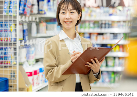 總部工作人員視察超市 139466141