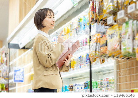 總部工作人員視察超市 139466146