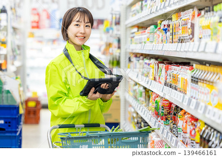 一位女士正在取餐 139466161