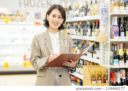 Headquarters staff visit supermarket for inspection. 139466177