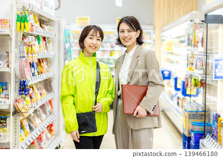 一名在超市工作的女性和一名總部員工 139466180