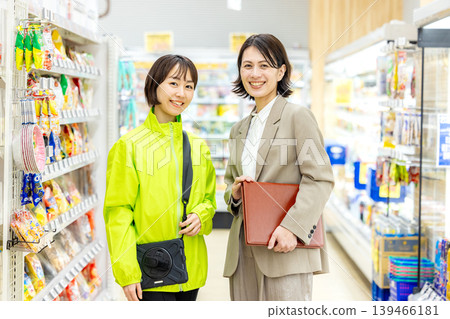 一名在超市工作的女性和一名總部員工 139466181