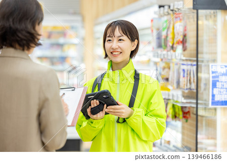 一名在超市工作的女性和一名總部員工 139466186