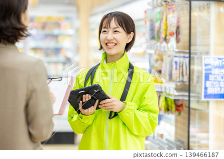 一名在超市工作的女性和一名總部員工 139466187