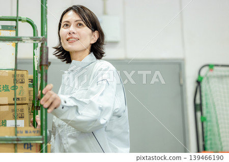 在後屋工作的女性 139466190