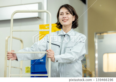 在後屋工作的女性 139466196