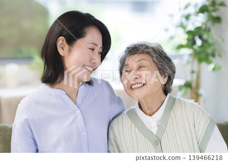 一位老年婦女和一位中年婦女,母女倆面帶微笑,目光交會。 (圖片) 一位老年婦女和一位中年婦女,母女倆面帶微笑,目光交會。 (圖片) 139466218