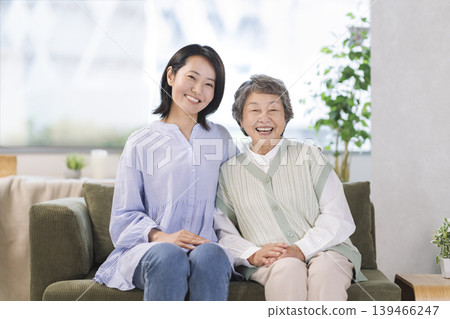 一位老年婦女和一位中年婦女面帶微笑地看著鏡頭，構成了一幅母女肖像。 139466247