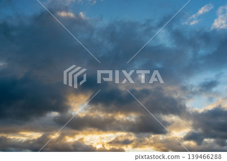 冬日黃昏，藍天白雲閃閃發光 49 139466288