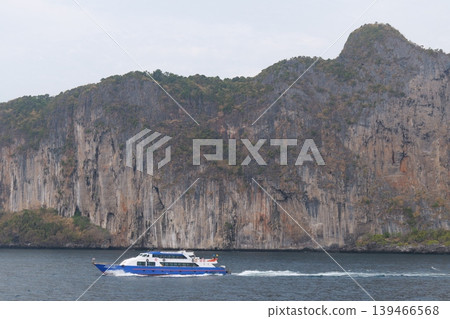 Phi Phi Island Paradise with Boats Phi Phi Island Paradise with Boats 139466568