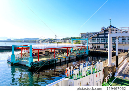 [福岡] 初夏的宗像：從開往大島的渡輪上眺望上渡港。 139467062