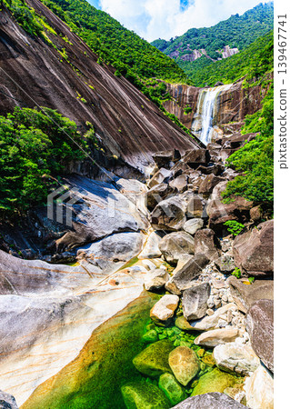 屋久島的千尋瀑布，從花崗岩岩壁上傾瀉而下。 139467741