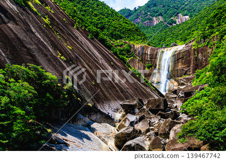 屋久島千尋瀑布和山谷的美景,這裡是世界自然遺產地。 屋久島千尋瀑布和山谷的美景,這裡是世界自然遺產地。 139467742