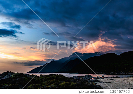The twilight of Yakushima, bathed in purple and orange. 139467763