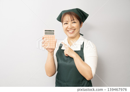 一位拿著計算器的家事阿姨 139467976