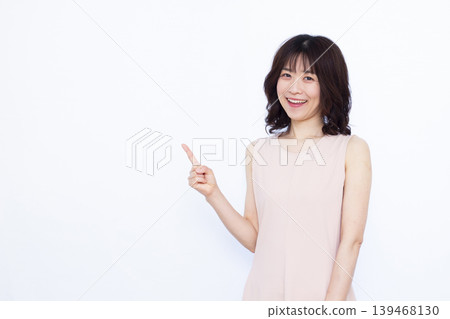 女人指著 139468130