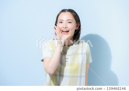 A woman wearing an apron and smiling, looking directly at the camera, is shown against a light blue background, working as a childcare worker, caregiver, or housewife, and is promoting herself through support and word-of-mouth. A woman wearing an apron and smiling, looking directly at the camera, is shown against a light blue background, working as a childcare worker, caregiver, or housewife, and is promoting herself through support and word-of-mouth. 139468146