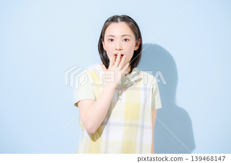 令人驚訝和震撼的職業女性姿勢,例如育兒工作者、護理人員和母親;求職者和招聘廣告中,求職者與鏡頭進行直接眼神交流。 令人驚訝和震撼的職業女性姿勢,例如育兒工作者、護理人員和母親;求職者和招聘廣告中,求職者與鏡頭進行直接眼神交流。 139468147