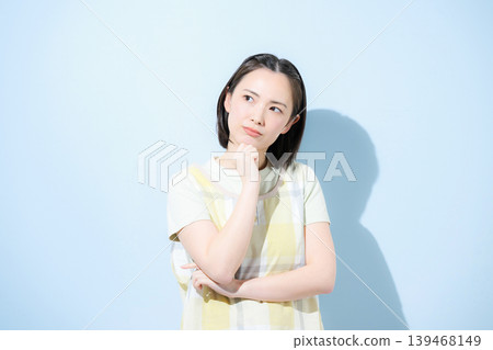 像育兒工作者、護理員和母親這樣的職業婦女感到擔憂、不安、思考、猶豫,處境艱難,正在尋找新的工作或工作機會。 像育兒工作者、護理員和母親這樣的職業婦女感到擔憂、不安、思考、猶豫,處境艱難,正在尋找新的工作或工作機會。 139468149