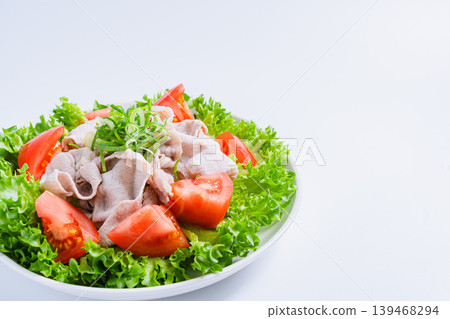 豬肉涮涮鍋沙拉,清爽的冷涮涮鍋沙拉,配生菜和西紅柿,白色背景。 豬肉涮涮鍋沙拉,清爽的冷涮涮鍋沙拉,配生菜和西紅柿,白色背景。 139468294