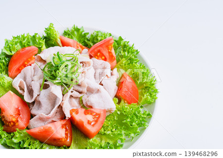 豬肉涮涮鍋沙拉,清爽的冷涮涮鍋沙拉,配生菜和西紅柿,白色背景。 豬肉涮涮鍋沙拉,清爽的冷涮涮鍋沙拉,配生菜和西紅柿,白色背景。 139468296