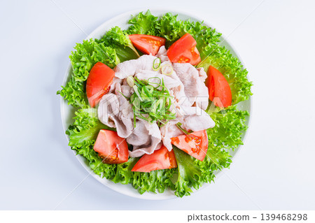 豬肉涮涮鍋沙拉，清爽的冷涮涮鍋沙拉，配生菜和西紅柿，白色背景。 139468298